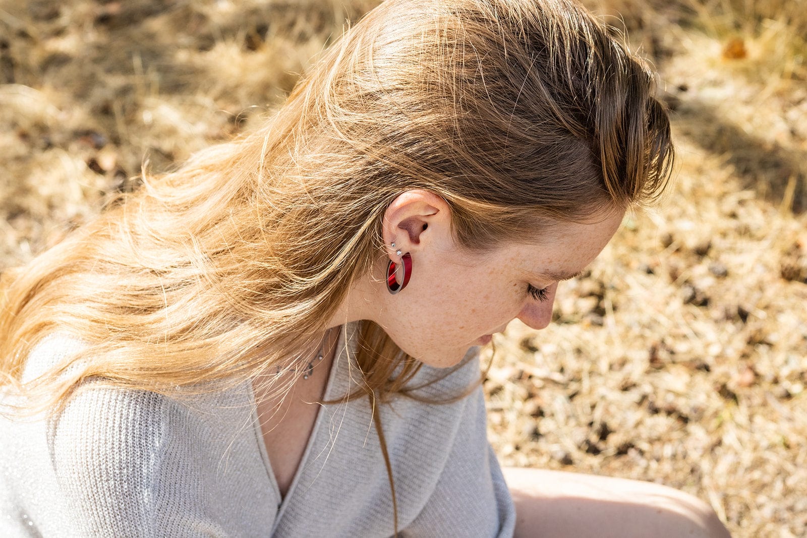 OLIVIA Ohrstecker in Rot getragen | ovale Creolen mit matter Oberfläche | CLIC by Suzanne