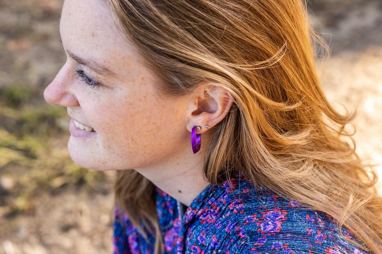 Stimmungsbild OLIVIA Creolen Lila | hypoallergener Schmuck aus Aluminium und Edelstahl | CLIC by Suzanne
