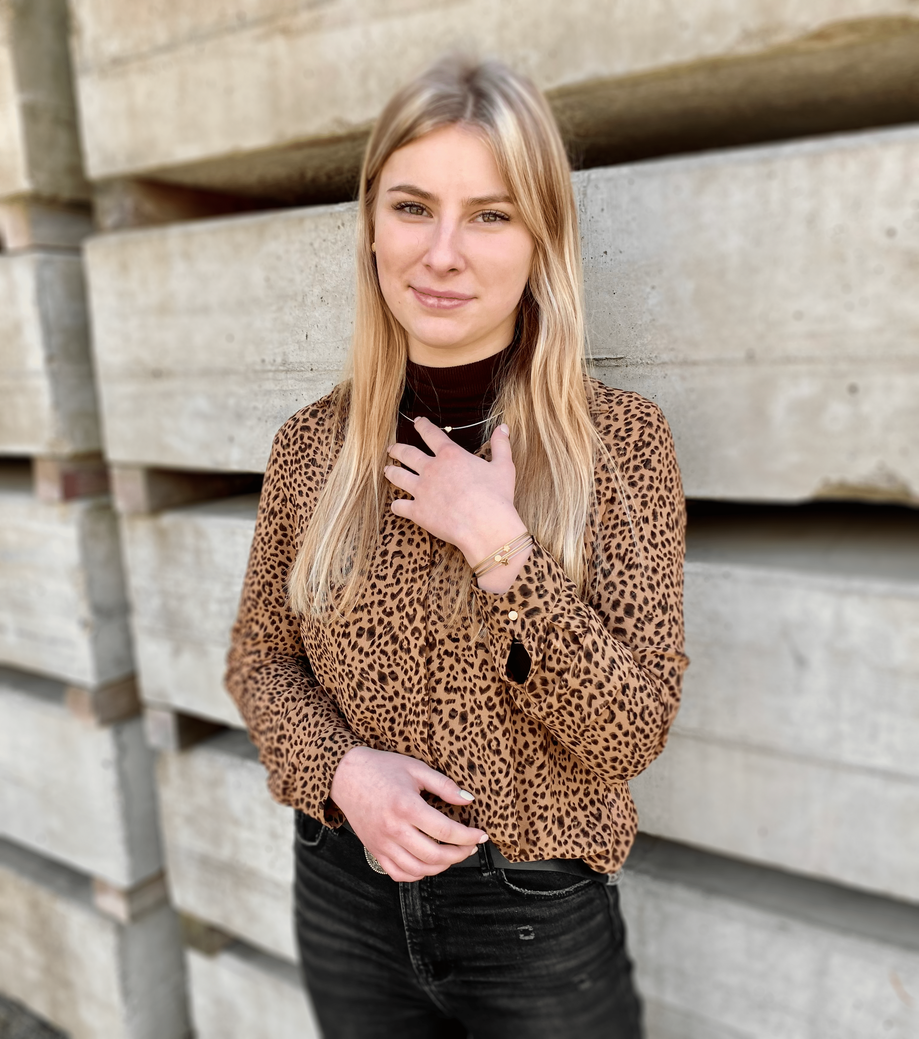 Frau trägt Thinking of You Armband mit Kugel, goldfarben | CLIC by Suzanne
